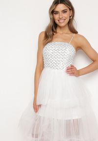 Born2be - Biała Sukienka Maxi z Tiulowymi Falbanami i Ozdobnymi Cekinami Joliette. Kolor: biały. Materiał: tiul. Długość rękawa: na ramiączkach. Wzór: aplikacja. Długość: maxi #4