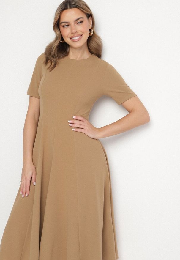 Born2be - Ciemnobeżowa Sukienka Rozkloszowana z Taliowaniem Telorwena. Okazja: na wesele, na randkę, na ślub cywilny. Kolor: beżowy. Długość rękawa: krótki rękaw. Styl: klasyczny