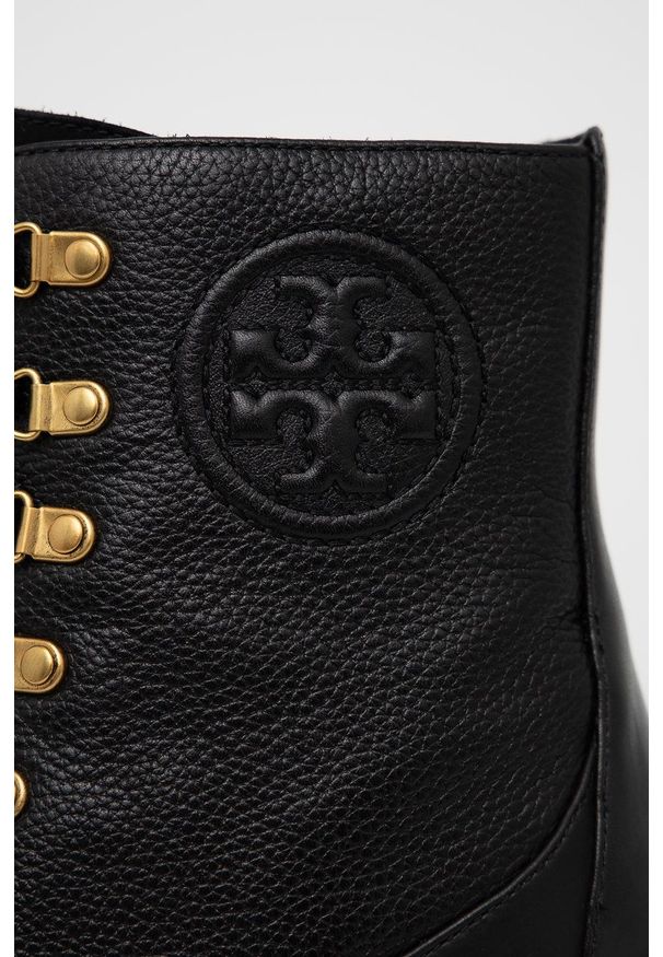 Tory Burch Botki skórzane damskie kolor czarny na słupku. Nosek buta: okrągły. Zapięcie: sznurówki. Kolor: czarny. Materiał: skóra. Obcas: na słupku. Wysokość obcasa: średni