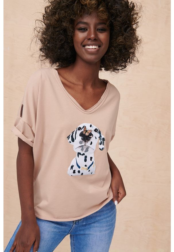 blue shadow - T-Shirt Damski Cztery Łapy BS Cuban Sand. Typ kołnierza: dekolt w serek, kokarda. Materiał: dresówka, bawełna, elastan, tkanina. Długość rękawa: krótki rękaw. Długość: krótkie. Wzór: aplikacja, haft