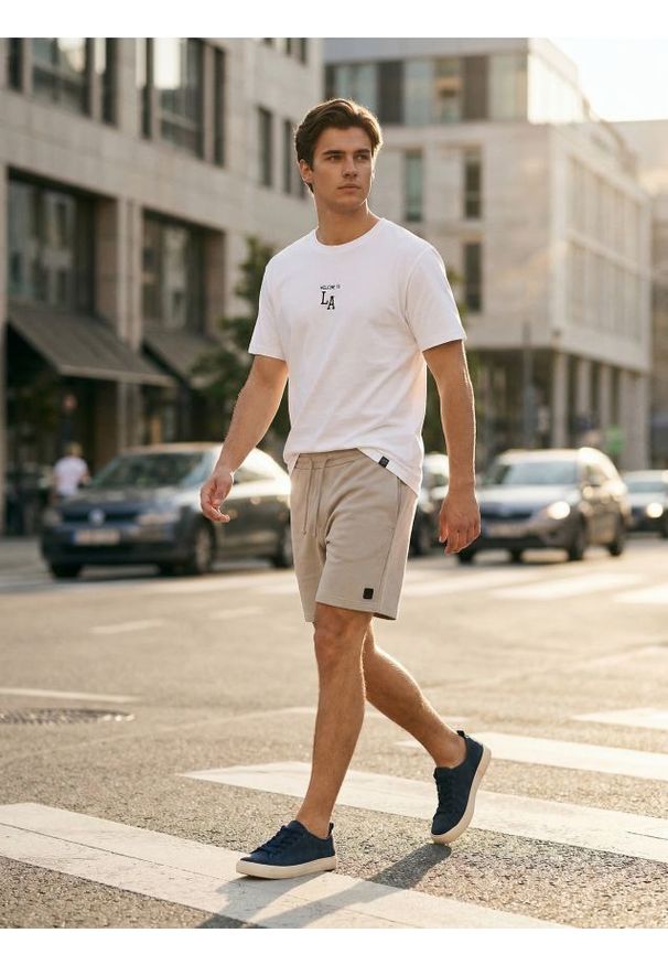 Sinsay - Szorty dresowe z wiązaniem - kremowy. Kolor: kremowy. Materiał: dresówka