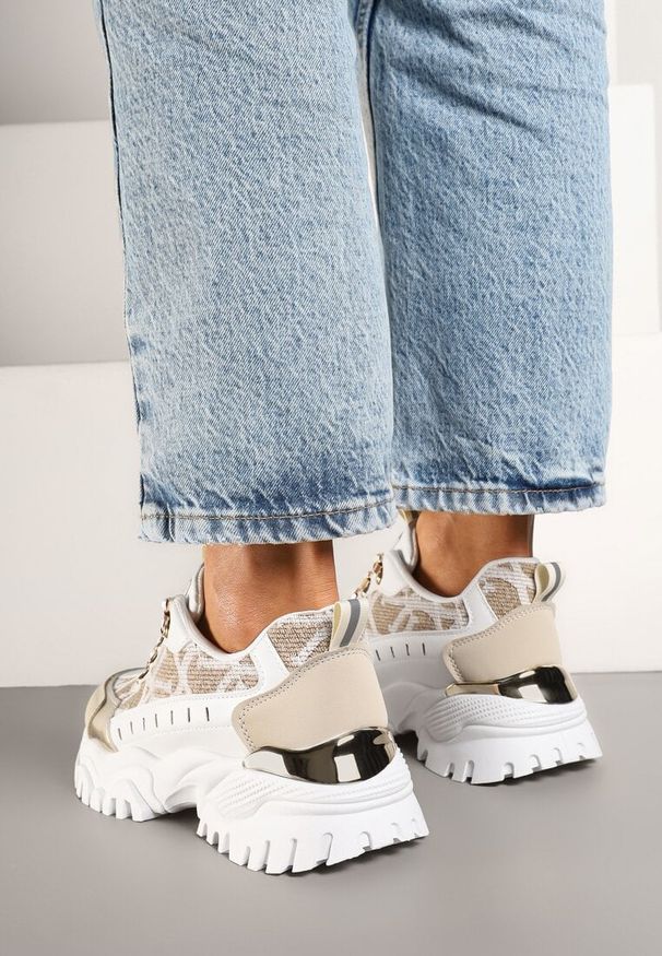 Renee - Biało-Beżowe Sneakersy w Steetwearowym Stylu na Tłoczonej Platformie Gonavielle. Okazja: na co dzień. Kolor: biały. Materiał: jeans. Obcas: na platformie