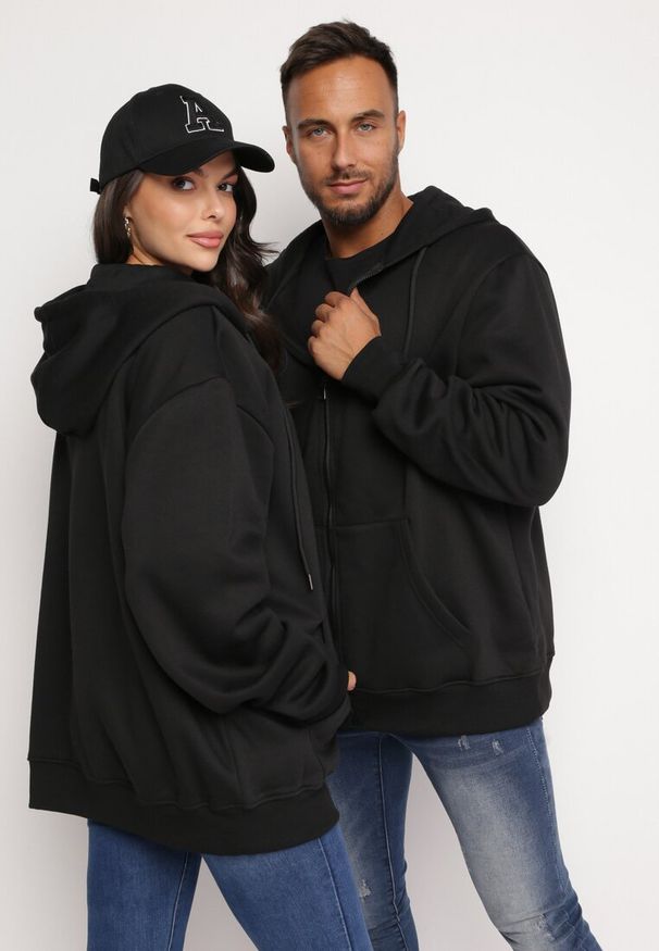 Born2be - Czarna Bluza z Kapturem Kassica. Okazja: na co dzień. Typ kołnierza: kaptur. Kolekcja: plus size. Kolor: czarny. Materiał: polar, dzianina. Długość rękawa: długi rękaw. Długość: długie. Styl: klasyczny, casual