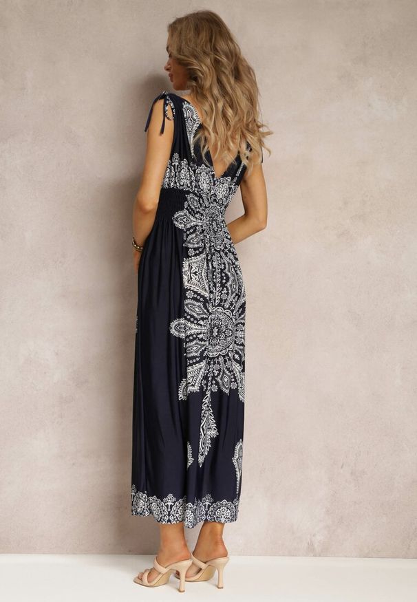 Renee - Granatowa Długa Sukienka z Wzorem Boho Sznurkami na Ramionach i Gumką w Pasie Hideni. Kolor: niebieski. Styl: boho. Długość: maxi