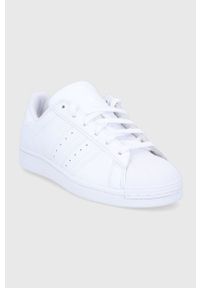adidas Originals Buty kolor biały. Nosek buta: okrągły. Zapięcie: sznurówki. Kolor: biały. Materiał: guma. Obcas: na obcasie. Wysokość obcasa: niski