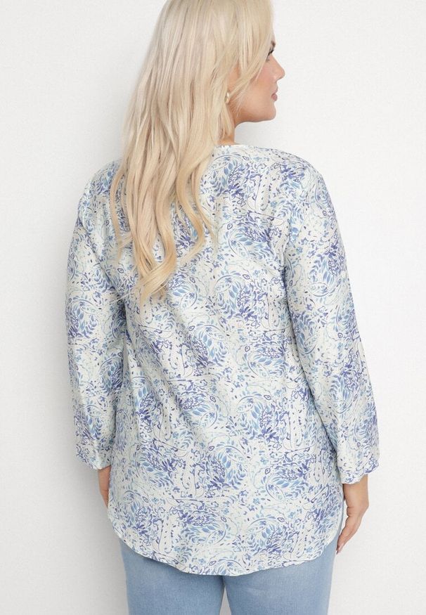 Born2be - Niebieska Bluzka z Wiskozą w Abstrakcyjny Print Silzia. Kolekcja: plus size. Kolor: niebieski. Materiał: wiskoza. Wzór: nadruk