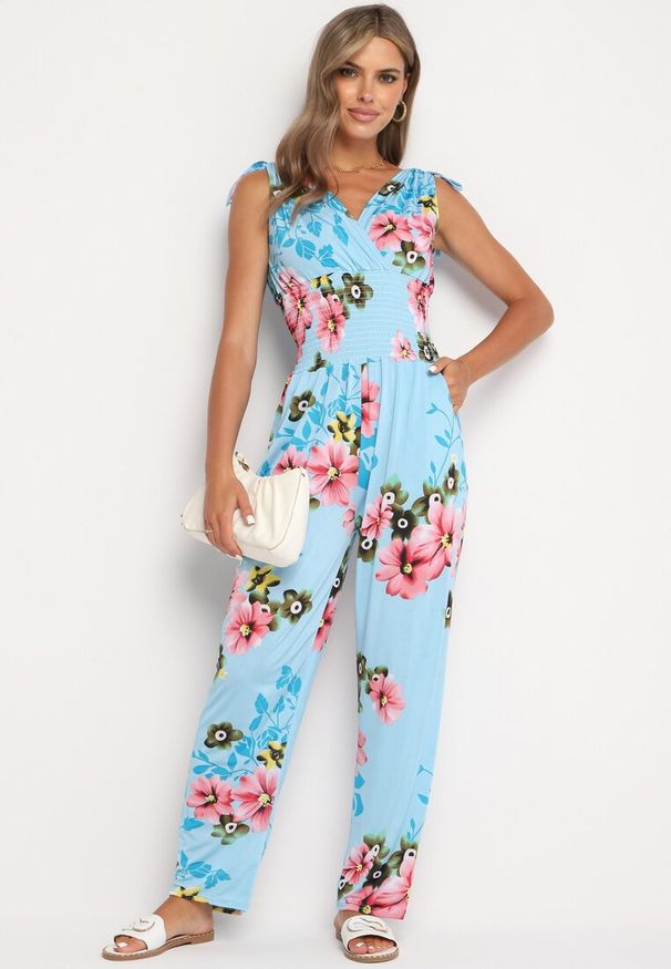 Born2be - Jasnoniebieski Kombinezon w Kwiaty z Trójkątnym Dekoltem i Troczkami na Ramionach Benan. Okazja: na co dzień. Kolor: niebieski. Wzór: kwiaty. Styl: casual, elegancki