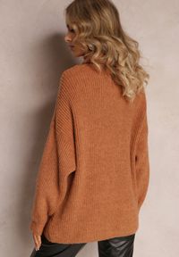 Renee - Ciemnobeżowy Golf Oversize Malia. Okazja: na co dzień. Typ kołnierza: golf. Kolor: brązowy. Materiał: skóra, wiskoza, jeans. Długość rękawa: długi rękaw. Długość: długie. Wzór: ze splotem. Styl: casual #5