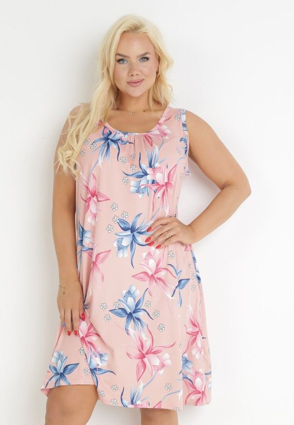 Born2be - Różowa Trapezowa Sukienka Midi z Marszczonym Dekoltem w Kwiaty Yanais. Kolor: różowy. Materiał: materiał. Długość rękawa: bez rękawów. Wzór: kwiaty. Typ sukienki: trapezowe. Długość: midi