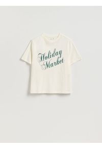Reserved - T-shirt ze świątecznym motywem - złamana biel. Materiał: dzianina, bawełna. Styl: wizytowy