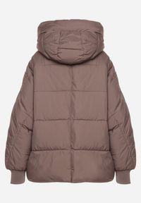 Born2be - Ciemnobeżowa Pikowana Kurtka o Kroju Oversize z Kapturem Mevisana. Okazja: na spacer. Typ kołnierza: kaptur. Kolor: beżowy. Materiał: jeans, dzianina, poliester. Sezon: zima, jesień #6