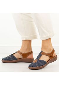 Granatowe skórzane sandały damskie Jezzi 9761. Okazja: na spacer, na co dzień. Nosek buta: okrągły. Zapięcie: rzepy. Kolor: niebieski. Materiał: skóra. Sezon: wiosna, lato. Styl: casual, klasyczny #1