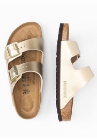 Birkenstock - Klapki damskie BIRKENSTOCK ARIZONA BF. Okazja: do pracy, na co dzień, na spacer. Nosek buta: otwarty. Kolor: złoty. Materiał: syntetyk, materiał, polar, zamsz, welur. Wzór: paski. Styl: casual