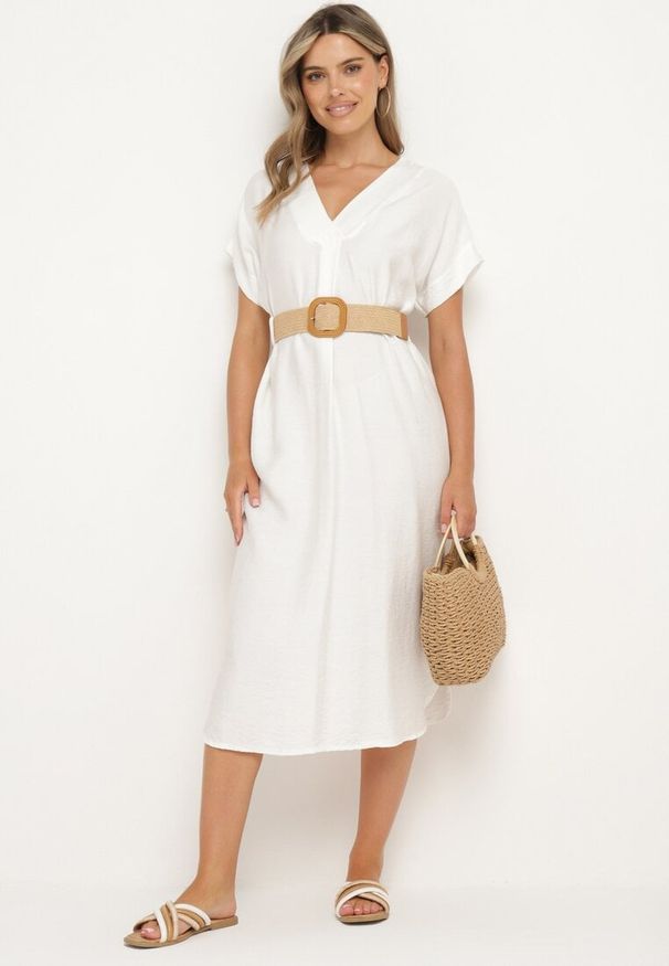 Born2be - Biała Wiskozowa Sukienka z Paskiem Ozdobionym Plecionką i Klamrą Mlevena. Typ kołnierza: dekolt w kształcie V. Kolekcja: plus size. Kolor: biały. Materiał: wiskoza. Długość rękawa: krótki rękaw. Wzór: aplikacja. Typ sukienki: dla puszystych. Styl: elegancki