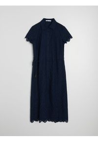 Sinsay - Bawełniana sukienka midi z kołnierzykiem i ażurowym wzorem - granatowy. Kolor: niebieski. Materiał: bawełna. Wzór: ażurowy. Długość: midi #1