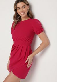 Born2be - Różowa Dopasowana Sukienka Ozdobiona Marszczeniem Iffovia. Okazja: na imprezę. Kolor: różowy. Wzór: aplikacja. Styl: klasyczny, elegancki #1