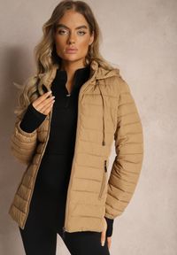 Renee - Ciemnobeżowa Kurtka Ozdobiona Pikowaniem Wykończona Sznurkami i Kapturem Mivissa. Okazja: na co dzień, na spacer. Kolor: beżowy. Materiał: jeans. Wzór: aplikacja. Styl: casual, sportowy