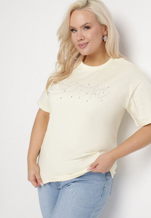 Born2be - Żółty Bawełniany T-shirt z Ozdobnym Napisem i Cyrkoniami Olisandra. Okazja: na co dzień. Kolekcja: plus size. Kolor: żółty. Materiał: bawełna. Wzór: napisy. Styl: klasyczny, casual