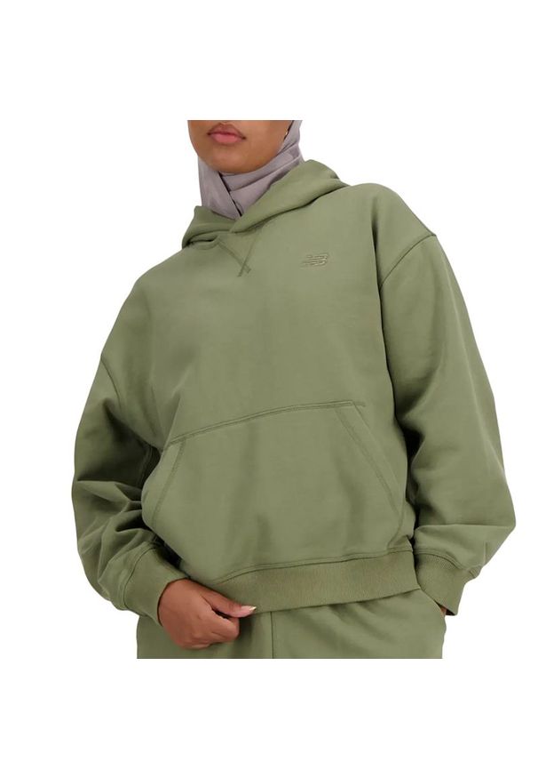 Bluza New Balance WT41537DEK - zielona. Okazja: na co dzień. Kolor: zielony. Materiał: dresówka, prążkowany, bawełna, materiał. Styl: casual, klasyczny