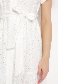 Born2be - Biała Sukienka Bawełniana z Ażurowym Wzorem i Wiązanym Paskiem Kelilena. Okazja: na co dzień. Kolor: biały. Materiał: bawełna. Długość rękawa: krótki rękaw. Wzór: ażurowy. Typ sukienki: rozkloszowane. Styl: retro, casual, elegancki #5