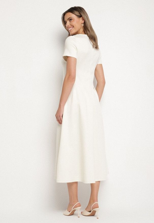 Born2be - Jasnobeżowa Taliowana Sukienka z Bawełną Zeraviae. Okazja: na co dzień. Kolor: beżowy. Materiał: bawełna. Typ sukienki: proste, sportowe. Styl: sportowy, klasyczny, casual