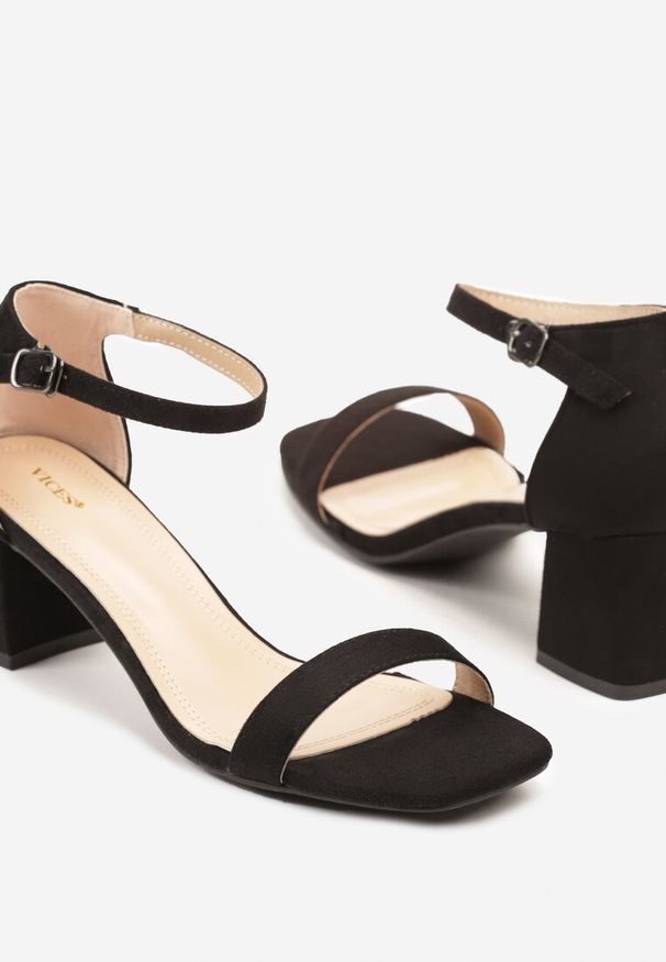 Renee - Czarne Sandały Vices na Słupku z Kwadratowym Noskiem Galamia. Okazja: na co dzień. Kolor: czarny. Materiał: jeans. Obcas: na słupku. Styl: klasyczny, casual, elegancki. Wysokość obcasa: średni