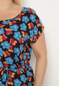 Born2be - Czarno-Niebieska Pudełkowa Sukienka z Wiskozy Wiązana Sznurkiem w Talii Tiamadine. Okazja: na randkę, na co dzień, na spotkanie biznesowe. Kolor: czarny. Materiał: wiskoza. Długość rękawa: krótki rękaw. Wzór: kwiaty. Styl: casual, klasyczny, biznesowy #5