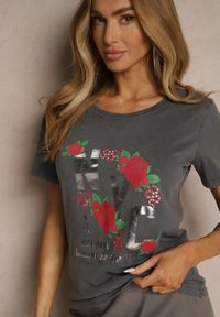 Renee - Ciemnoszary Bawełniany T-shirt z Kwiatami i Napisami Savinele. Okazja: na co dzień. Kolor: szary. Materiał: bawełna. Wzór: napisy, kwiaty. Sezon: lato. Styl: klasyczny, casual #4