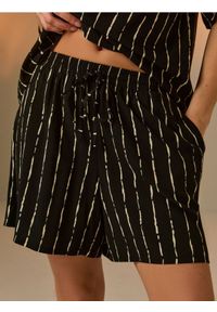 Sinsay - Wiskozowe szorty z kieszeniami - czarny. Kolor: czarny. Materiał: wiskoza