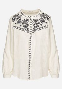 Born2be - Beżowa Koszula z Bawełny w Stylu Boho Zdobiona Haftem Gonilwen. Okazja: na co dzień. Typ kołnierza: kołnierzyk stójkowy. Kolor: beżowy. Materiał: bawełna. Wzór: aplikacja, haft. Styl: boho #6