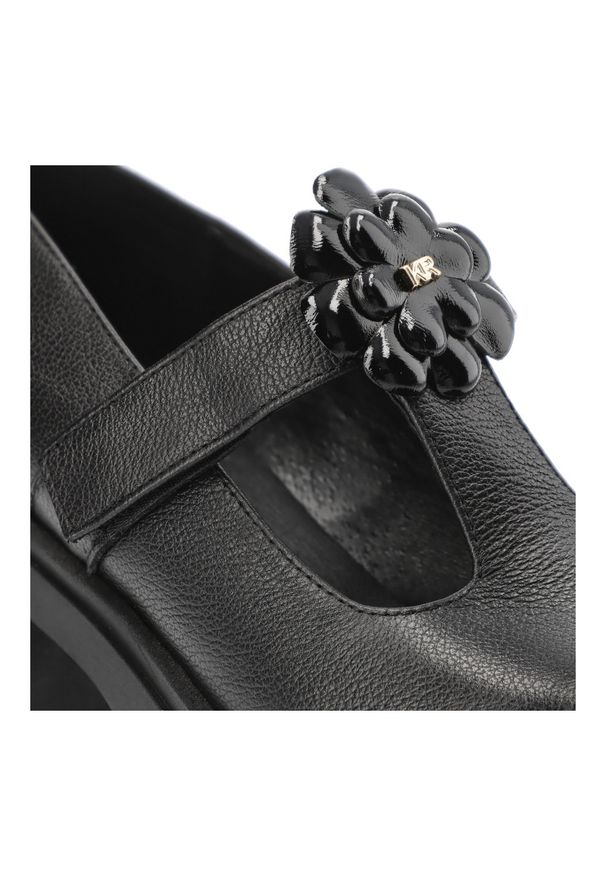 Czarne Półbuty Karino Buty Damskie Na Obcasie. Kolor: czarny. Materiał: skóra. Obcas: na obcasie. Styl: elegancki, klasyczny. Wysokość obcasa: średni