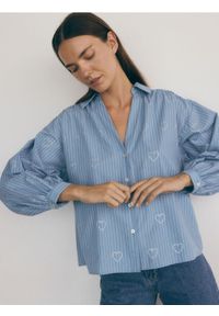 Reserved - Koszula z błyszczącymi aplikacjami - jasnoniebieski. Kolor: niebieski. Materiał: bawełna, tkanina. Wzór: aplikacja #1