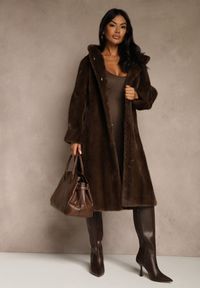 Renee - Brązowy Futrzany Płaszcz z Kapturem Zdobiony Pionowym Wzorem Elrinrahne. Typ kołnierza: kaptur. Kolor: brązowy. Materiał: futro. Długość rękawa: długi rękaw. Wzór: aplikacja. Styl: klasyczny #4