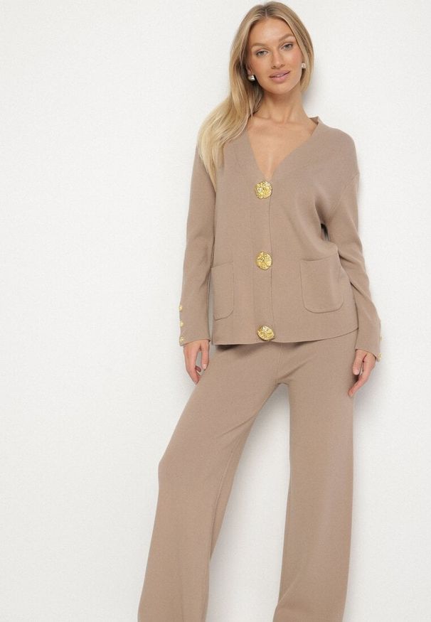 Born2be - Beżowy Komplet Dzianinowy z Wiskozą Kardigan i Szerokie Spodnie Badire. Kolor: beżowy. Materiał: dzianina, wiskoza. Wzór: aplikacja