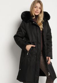 Born2be - Czarna Klasyczna Kurtka Parka z Kapturem z Futerkiem Essoria. Okazja: na co dzień, na spacer. Typ kołnierza: kaptur. Kolekcja: plus size. Kolor: czarny. Materiał: futro. Długość: długie. Styl: klasyczny #4