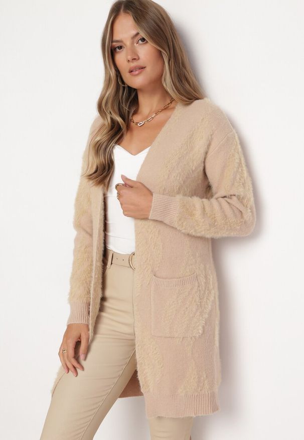Born2be - Beżowy Puszysty Kardigan Niezapinany Heliture. Kolekcja: plus size. Kolor: beżowy. Materiał: dzianina. Długość rękawa: długi rękaw. Długość: długie