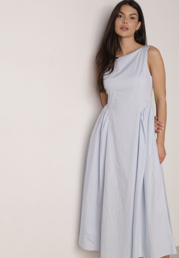 Born2be - Jasnoniebieska Sukienka Bawełniana o Rozkloszowanym Fasonie z Dekoltem Łódką i Kieszeniami Elenira. Typ kołnierza: dekolt w łódkę. Kolor: niebieski. Materiał: bawełna. Typ sukienki: rozkloszowane. Styl: elegancki