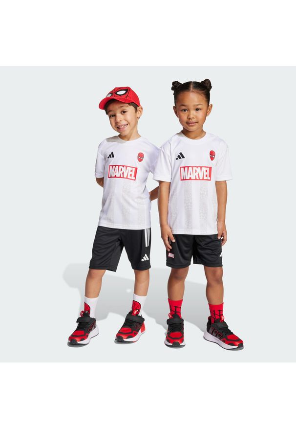 Adidas - Zestaw Marvel Spider-Man Tee Set Kids. Kolor: biały, wielokolorowy, czarny. Wzór: motyw z bajki. Styl: sportowy