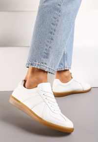 Born2be - Białe Sneakersy w Stylu Klasycznych Tenisówek Filtris. Nosek buta: okrągły. Zapięcie: sznurówki. Kolor: biały. Materiał: materiał, jeans. Sezon: wiosna, lato. Obcas: na obcasie. Wysokość obcasa: niski #4