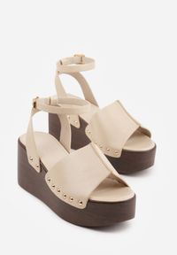 Born2be - Beżowe Sandały na Koturnie i Platformie Ozdobione Nitami Rhethe. Okazja: na co dzień. Zapięcie: sprzączka. Kolor: beżowy. Materiał: jeans. Wzór: aplikacja. Sezon: wiosna, lato. Obcas: na koturnie. Styl: casual, elegancki #6