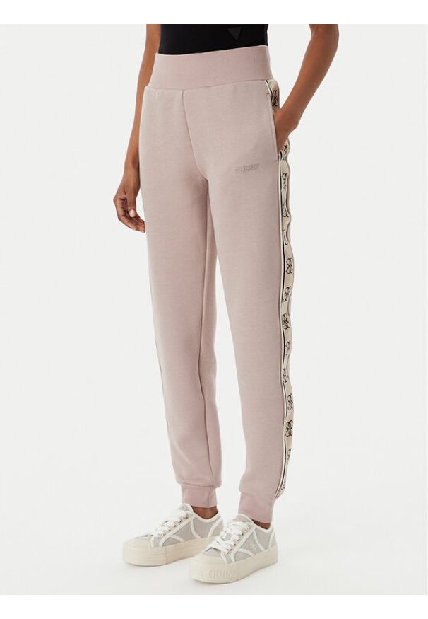 Guess Spodnie dresowe V2YB15 KB3P2 Beżowy Regular Fit. Kolor: beżowy. Materiał: bawełna