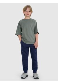 4f - 4F Spodnie dresowe joggery chłopięce - granatowe 152 (11-12 lat). Okazja: na co dzień. Kolor: niebieski. Materiał: dresówka. Wzór: nadruk, ze splotem, gładki. Sezon: lato. Styl: młodzieżowy, casual, sportowy #1