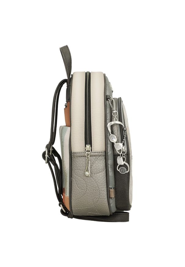 Plecak damski Anekke, z dekoracyjnym nadrukiem i metalowym logo zapinany na zamek z wygodną rączką regulowanymi szelkami oraz ozdobnym brelokiem, sza. Kolor: szary. Materiał: materiał. Wzór: nadruk. Styl: casual, elegancki