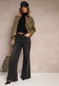 Renee - Brązowa Jeansowa Kurtka Koszulowa w Panterkowy Print Cesida. Okazja: na co dzień. Typ kołnierza: kołnierz z falbankami. Kolor: brązowy. Materiał: jeans. Długość rękawa: długi rękaw. Długość: długie. Wzór: nadruk. Styl: casual, elegancki, wizytowy #5