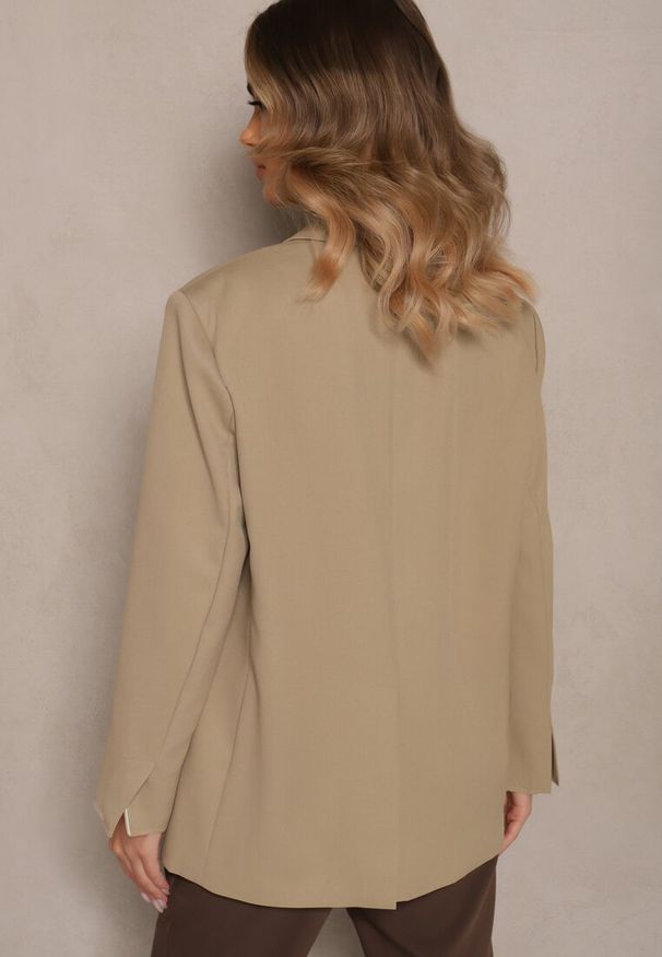 Renee - Beżowa Pudełkowa Marynarka Oversize o Dwurzędowym Fasonie z Dodatkowym Guzikiem Pasmira. Okazja: na co dzień. Kolor: beżowy. Materiał: jeans. Wzór: aplikacja. Styl: elegancki, casual