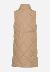 Born2be - Ciemnobeżowa Pikowana Kamizelka o Długim Kroju ze Stójką i Kieszeniami Avatheia. Okazja: na co dzień. Typ kołnierza: kołnierzyk stójkowy. Kolor: beżowy. Materiał: jeans. Długość: długie. Wzór: aplikacja. Styl: elegancki, casual, klasyczny #7