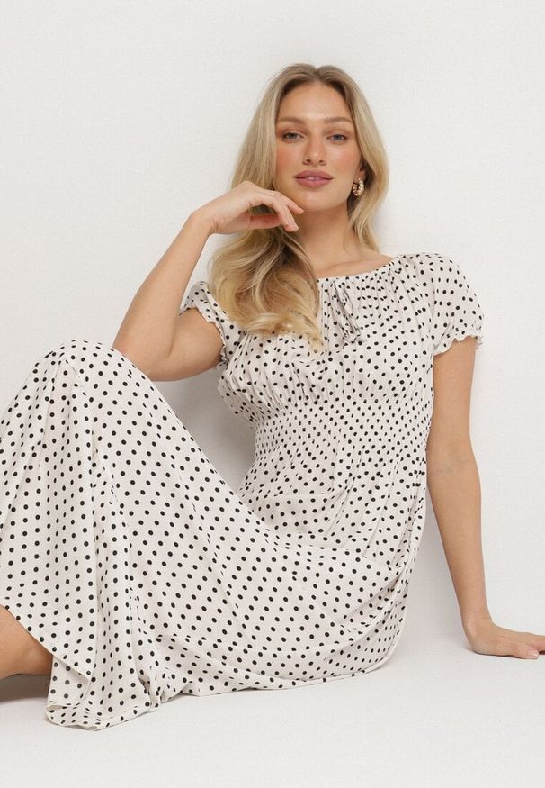 Born2be - Biała Sukienka z Bawełną w Kropki Ellisla. Okazja: na co dzień. Kolor: biały. Materiał: bawełna. Wzór: kropki. Styl: casual, elegancki