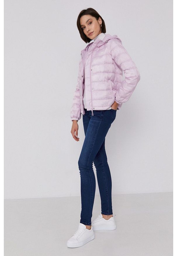 Levi's® - Levi's Kurtka A0675.0004 damska kolor różowy przejściowa. Okazja: na spotkanie biznesowe. Typ kołnierza: kaptur. Kolor: różowy. Materiał: tkanina. Wzór: gładki. Styl: biznesowy
