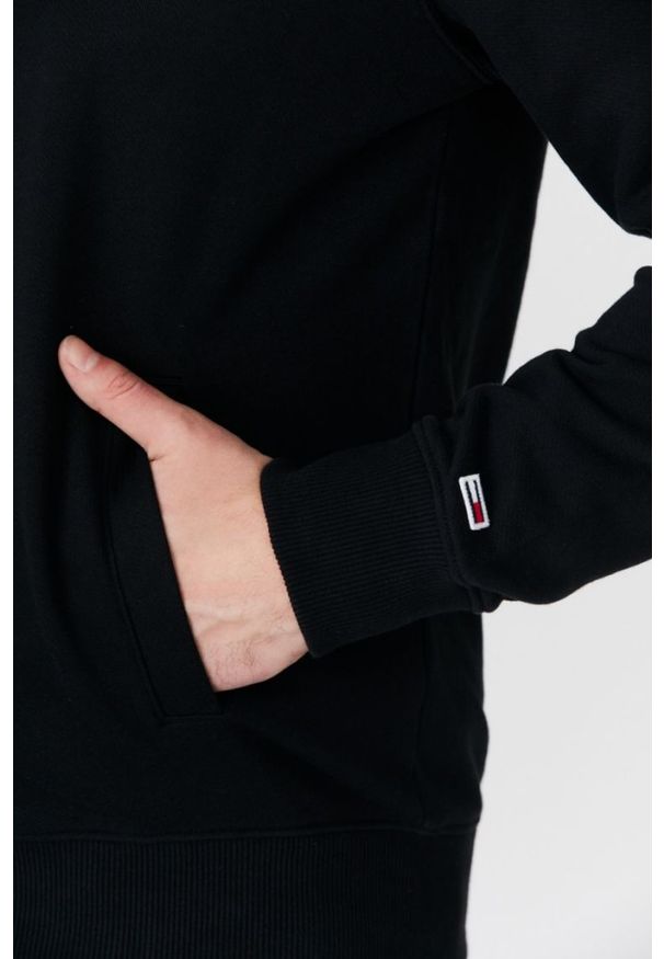 Tommy Jeans - TOMMY JEANS Czarna bluza męska na zamek z dużym logo. Typ kołnierza: kaptur. Kolor: czarny