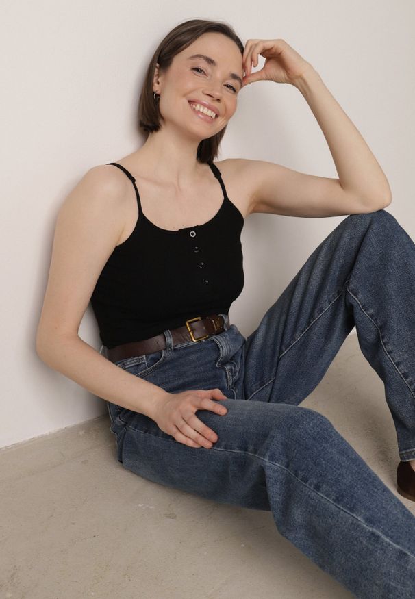 Born2be - Czarny Top na Ramiączkach z Prążkowanej Tkaniny z Bawełny z Guzikami Bermisa. Okazja: na co dzień. Kolor: czarny. Materiał: prążkowany, bawełna, tkanina. Długość rękawa: na ramiączkach. Styl: casual, elegancki